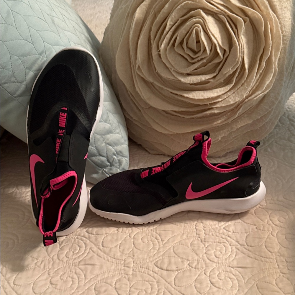 Nike Women's Black and Pink Athletic Sneakers